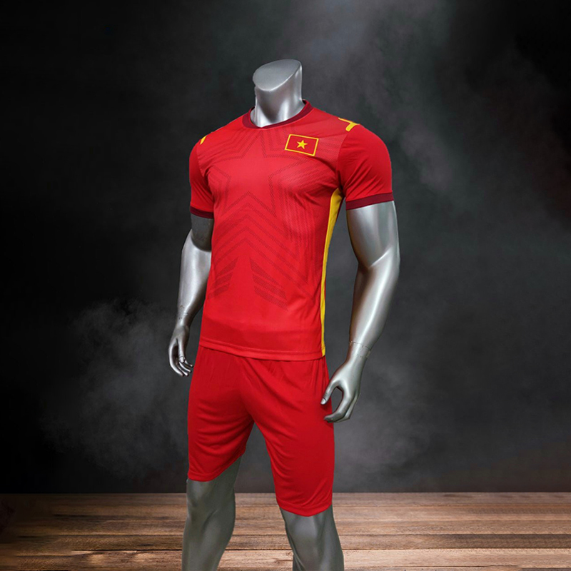 Bộ áo thi đấu mới nhất của đội tuyển bóng đá Việt Nam sắp được ra mắt vào năm 2022 với màu đỏ truyền thống sẽ khiến những cổ động viên hâm mộ của Việt Nam rất phấn khích. Hãy xem ảnh để cùng ngắm nhìn thiết kế đẹp mắt và chờ đợi áo mới này xuất hiện trên sân cỏ!