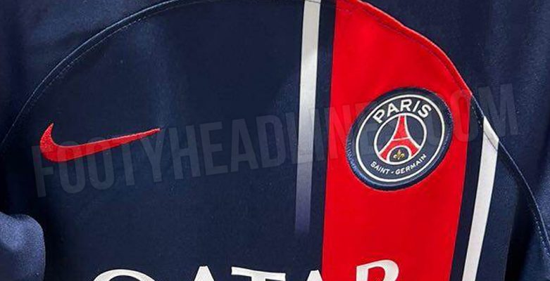 ảnh ở giữa ngực áo psg sân nhà mùa giải 23/24 có 2 logo đối xứng hai bên áo